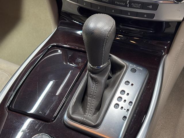 シーマ ハイブリッド　（禁煙車）（サンルーフ）（メーカーＨＤＤナビ）（バックカメラ）（レーダークルーズ）（パワーシート）（シートメモリー）（ビルトインＥＴＣ）（Ｂｌｕｅｔｏｏｔｈ対応）（ＨＩＤヘッド）（純正１８インチＡＷ）（51枚目）