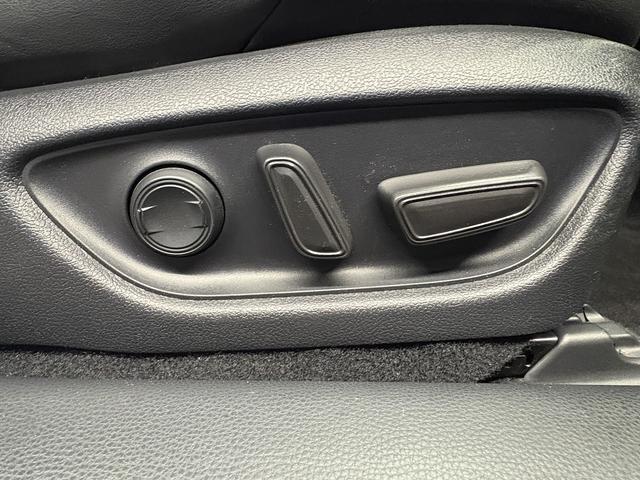 クラウンハイブリッド ＲＳアドバンス　（禁煙車）（黒本革シート）（メーカーＳＤナビ）（バックカメラ）（レーダークルーズ）（レーンキープ）（パワーシート）（ステアリングヒータ）（ビルトインＥＴＣ）（クリアランスソナー）（純正１８インチＡＷ）（13枚目）