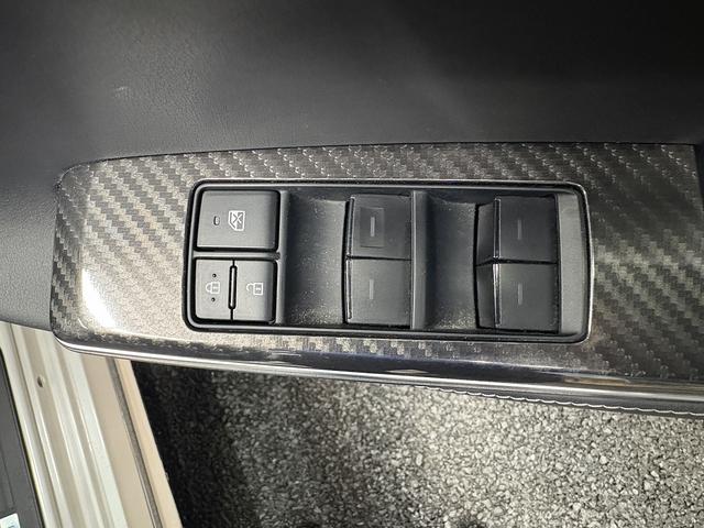 クラウンハイブリッド ＲＳアドバンス　（禁煙車）（黒本革シート）（メーカーＳＤナビ）（バックカメラ）（レーダークルーズ）（レーンキープ）（パワーシート）（ステアリングヒータ）（ビルトインＥＴＣ）（クリアランスソナー）（純正１８インチＡＷ）（50枚目）