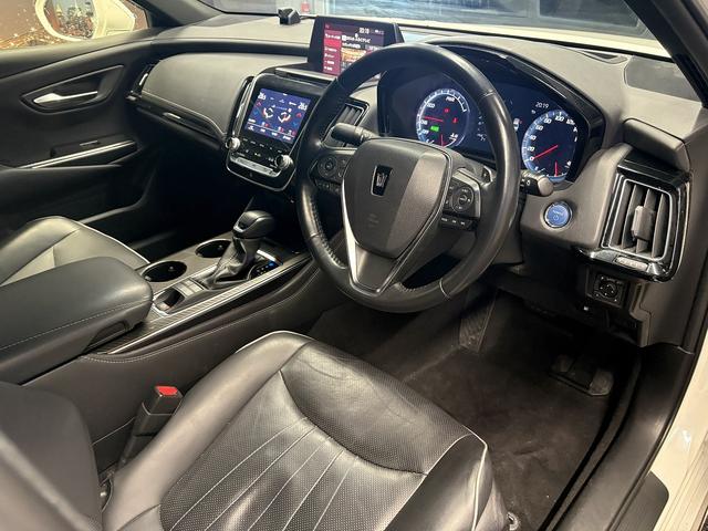 クラウンハイブリッド ＲＳアドバンス　（禁煙車）（黒本革シート）（メーカーＳＤナビ）（バックカメラ）（レーダークルーズ）（レーンキープ）（パワーシート）（ステアリングヒータ）（ビルトインＥＴＣ）（クリアランスソナー）（純正１８インチＡＷ）（52枚目）