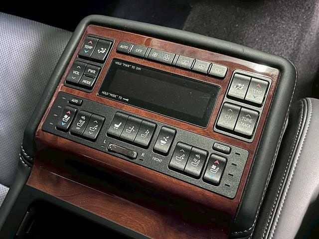 LS LS460 バージョンL (禁煙車)(後期型)(サンルーフ)(黒本革シート)(メーカーナビ)(マークレビンソン)(BSM)(レーダークルーズ)(コーナーセンサ)(純正エアサス)(シートヒーター&クーラー)(純正18インチAW)(12枚目)