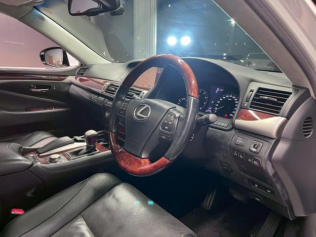 LS LS460 バージョンL (禁煙車)(後期型)(サンルーフ)(黒本革シート)(メーカーナビ)(マークレビンソン)(BSM)(レーダークルーズ)(コーナーセンサ)(純正エアサス)(シートヒーター&クーラー)(純正18インチAW)(37枚目)