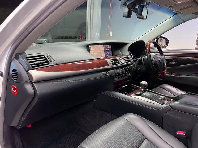 LS LS460 バージョンL (禁煙車)(後期型)(サンルーフ)(黒本革シート)(メーカーナビ)(マークレビンソン)(BSM)(レーダークルーズ)(コーナーセンサ)(純正エアサス)(シートヒーター&クーラー)(純正18インチAW)(44枚目)