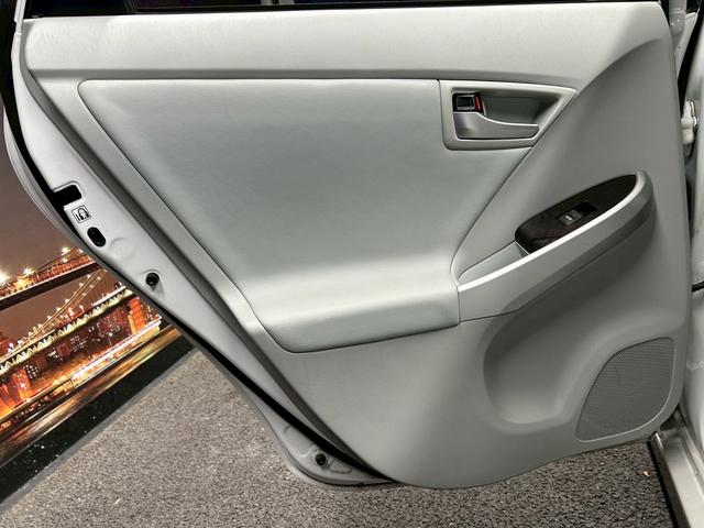 プリウス Ｓ　（禁煙車）（純正ＳＤナビ）（バックカメラ）（ステアリングヒーター）（シートヒーター）（ビルトインＥＴＣ）（ＨＩＤヘッドライト）（スマートキー＆プッシュスタート）（電動格納ミラー）（純正１５インチＡＷ）（53枚目）