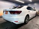 LS460 バージョンL (禁煙車)(後期型)(サンルーフ)(黒本革シート)(メーカーナビ)(マークレビンソン)(BSM)(レーダークルーズ)(コーナーセンサ)(純正エアサス)(シートヒーター&クーラー)(純正18インチAW)(24枚目)