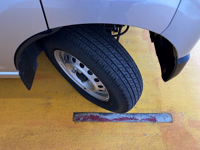 ハイゼットカーゴ ＤＸ　サポカーＳワイド適合　ディスプレイオーディオ　エアコン　アクセサリーソケット　コーナーセンサー　アイドリングストップ　光軸調整ダイヤル　横滑り防止機能　誤発進抑制機能　パワーウインドウ　キーレス（24枚目）