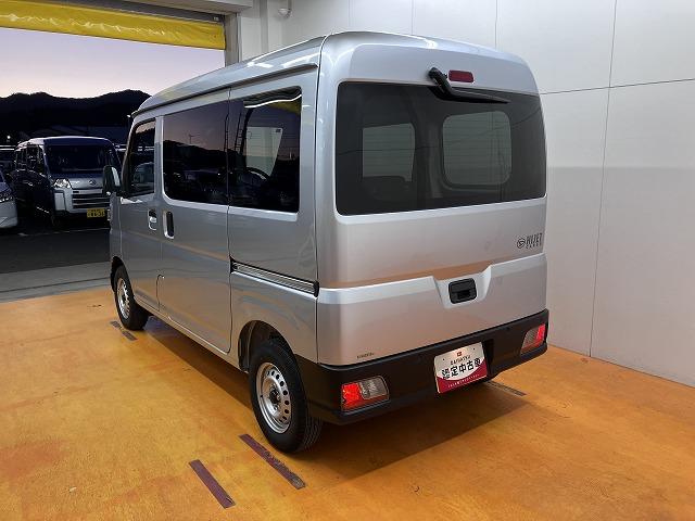 ハイゼットカーゴ ＤＸ　サポカーＳワイド適合　ラジオ　エアコン　アクセサリーソケット　コーナーセンサー　アイドリングストップ　光軸調整ダイヤル　横滑り防止機能　誤発進抑制機能　パワーウインドウ　キーレス（6枚目）