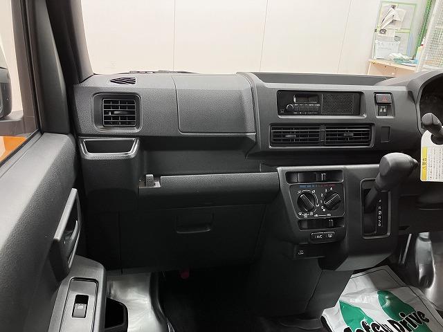 ハイゼットカーゴ ＤＸ　サポカーＳワイド適合　ラジオ　エアコン　アクセサリーソケット　コーナーセンサー　アイドリングストップ　光軸調整ダイヤル　横滑り防止機能　誤発進抑制機能　パワーウインドウ　キーレス（12枚目）