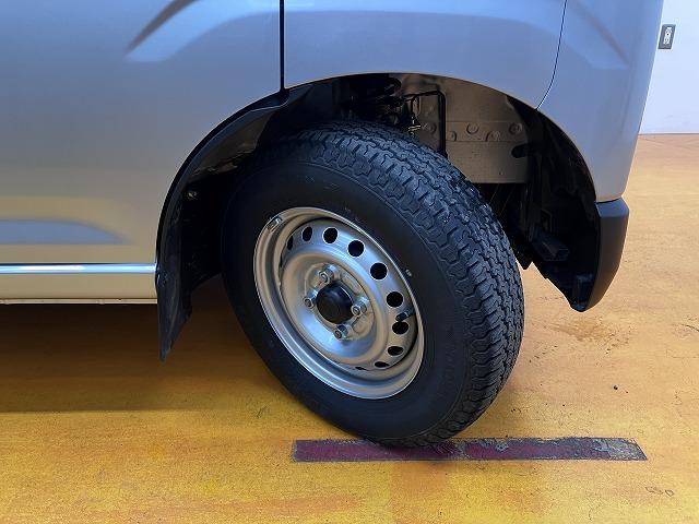 ハイゼットカーゴ ＤＸ　サポカーＳワイド適合　ラジオ　エアコン　アクセサリーソケット　コーナーセンサー　アイドリングストップ　光軸調整ダイヤル　横滑り防止機能　誤発進抑制機能　パワーウインドウ　キーレス（24枚目）