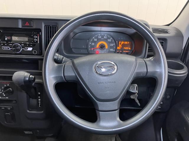 ハイゼットカーゴ クルーズターボＳＡＩＩＩ　サポカーＳワイド適合　両側スライドドア　オーディオ　エアコン　アイドリングストップ　光軸調整ダイヤル　オートハイビーム　横滑り防止機能　誤発進抑制機能　電動格納ミラー　パワーウインドウ　キーレス（14枚目）