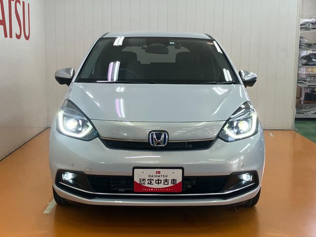 フィット ｅ：ＨＥＶリュクス　ハイブリッド　衝突被害軽減ブレーキシステム　ドラレコ　全周囲カメラ　ステアリングヒーター　ワイヤレス充電器　シートヒーター　全車速追従機能付ＡＣＣ　電動パーキングブレーキ　ＵＳＢ接続端子（4枚目）