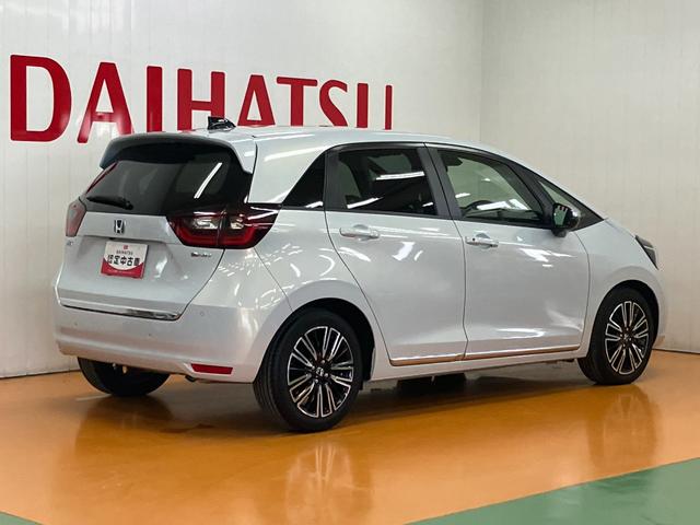 フィット ｅ：ＨＥＶリュクス　ハイブリッド　衝突被害軽減ブレーキシステム　ドラレコ　全周囲カメラ　ステアリングヒーター　ワイヤレス充電器　シートヒーター　全車速追従機能付ＡＣＣ　電動パーキングブレーキ　ＵＳＢ接続端子（8枚目）