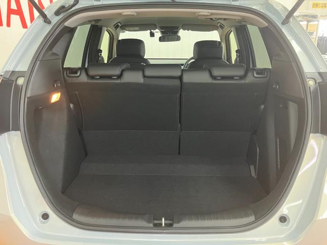 フィット ｅ：ＨＥＶリュクス　ハイブリッド　衝突被害軽減ブレーキシステム　ドラレコ　全周囲カメラ　ステアリングヒーター　ワイヤレス充電器　シートヒーター　全車速追従機能付ＡＣＣ　電動パーキングブレーキ　ＵＳＢ接続端子（10枚目）