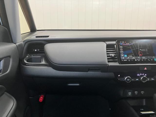 フィット ｅ：ＨＥＶリュクス　ハイブリッド　衝突被害軽減ブレーキシステム　ドラレコ　全周囲カメラ　ステアリングヒーター　ワイヤレス充電器　シートヒーター　全車速追従機能付ＡＣＣ　電動パーキングブレーキ　ＵＳＢ接続端子（11枚目）