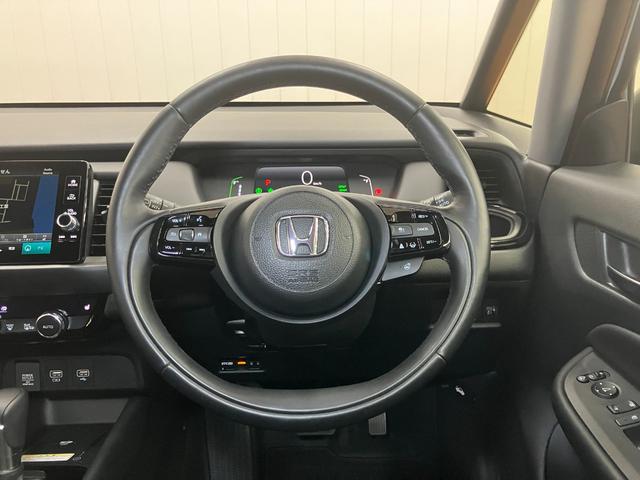 フィット ｅ：ＨＥＶリュクス　ハイブリッド　衝突被害軽減ブレーキシステム　ドラレコ　全周囲カメラ　ステアリングヒーター　ワイヤレス充電器　シートヒーター　全車速追従機能付ＡＣＣ　電動パーキングブレーキ　ＵＳＢ接続端子（13枚目）