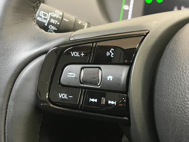 フィット ｅ：ＨＥＶリュクス　ハイブリッド　衝突被害軽減ブレーキシステム　ドラレコ　全周囲カメラ　ステアリングヒーター　ワイヤレス充電器　シートヒーター　全車速追従機能付ＡＣＣ　電動パーキングブレーキ　ＵＳＢ接続端子（16枚目）