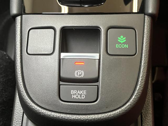 フィット ｅ：ＨＥＶリュクス　ハイブリッド　衝突被害軽減ブレーキシステム　ドラレコ　全周囲カメラ　ステアリングヒーター　ワイヤレス充電器　シートヒーター　全車速追従機能付ＡＣＣ　電動パーキングブレーキ　ＵＳＢ接続端子（21枚目）