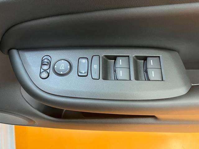 フィット ｅ：ＨＥＶリュクス　ハイブリッド　衝突被害軽減ブレーキシステム　ドラレコ　全周囲カメラ　ステアリングヒーター　ワイヤレス充電器　シートヒーター　全車速追従機能付ＡＣＣ　電動パーキングブレーキ　ＵＳＢ接続端子（25枚目）