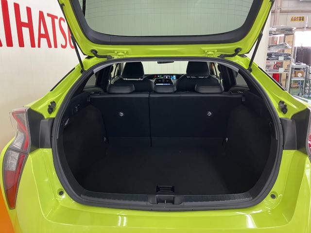 プリウス Ｓツーリングセレクション　衝突被害軽減ブレーキシステム　ハイブリッド　ドラレコ　クルーズコントロール　ステアリングスイッチ　Ｂカメラ　Ｐスタート　オートハイビーム　ＥＴＣ　シートヒーター　キーフリー（11枚目）