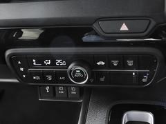 オートエアコンは温度を設定すれば自動で快適な状態をキープしてくれるので運転中の温度操作が減り安全面でも安心ですね。 5