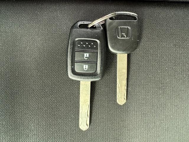 ボタン操作でドアの解錠・施錠が行えるキーのことです。キーの表面に解錠・施錠のボタンが付いており、ボタンを押すことで離れた場所からでも車のドアの解錠・施錠ができます。
