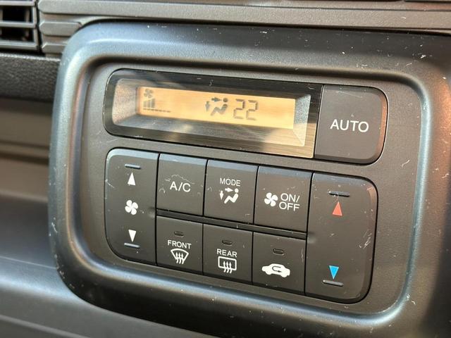 ☆オートエアコン☆夏も冬も快適・便利なオートエアコンは、ボタンひとつで風量と車内を設定温度に自動調整してくれます♪　見た目もスマートでオシャレな充実装備です！モード切替で欲しいところに風が届きます♪