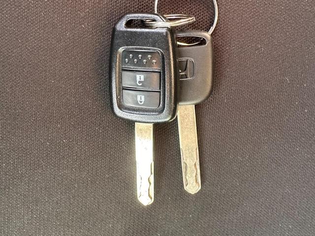 ボタン操作でドアの解錠・施錠が行えるキーのことです。キーの表面に解錠・施錠のボタンが付いており、ボタンを押すことで離れた場所からでも車のドアの解錠・施錠ができます。