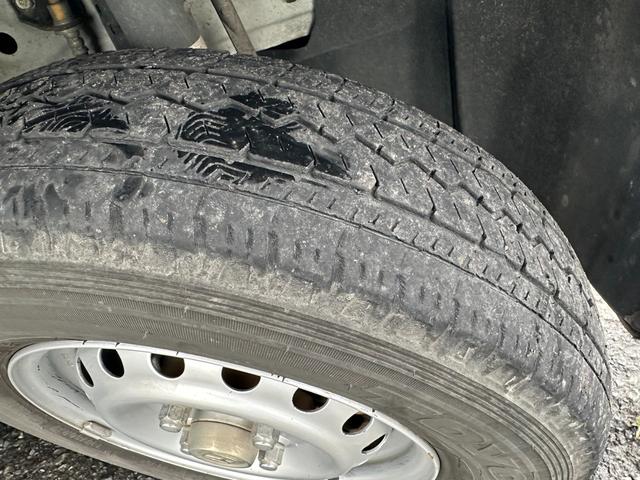 タイヤ溝ご確認ください！タイヤがすり減ると溝がなくなり、スリップサインが出ます。タイヤの摩耗による使用限度は残り溝深さが１．６ｍｍ以上と決められています。