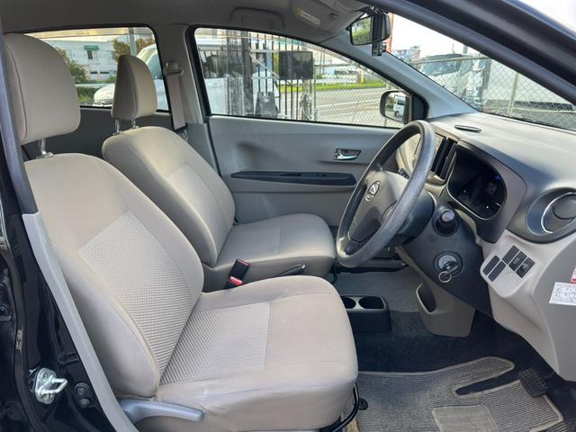 フロントシート☆　まずは運転席ですがゆったり広々空間で、視認性も操作性も良い１台です（＾＿−）−☆助手席には収納数も多く容量もしっかり確保されています（＾＾）運転席、助手席共に綺麗に保たれています☆