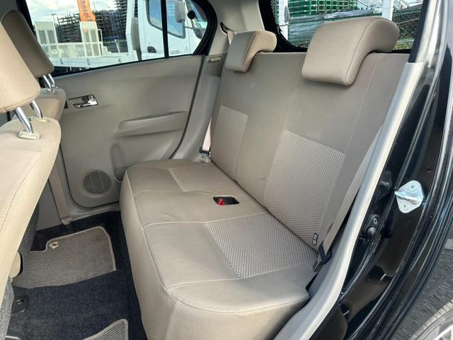 セカンドシート☆☆　広々とした２列目シートは居住性が高く、居心地も快適！友達や家族とのお出かけにぴったりです。ベビーシートやチャイルドシート使用時も快適にお過ごしいただける十分な空間を確保しています！