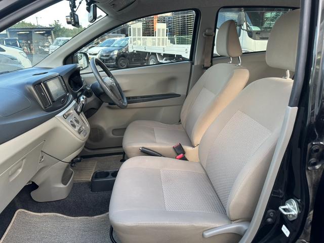 フロントシート☆　まずは運転席ですがゆったり広々空間で、視認性も操作性も良い１台です（＾＿−）−☆助手席には収納数も多く容量もしっかり確保されています（＾＾）運転席、助手席共に綺麗に保たれています☆