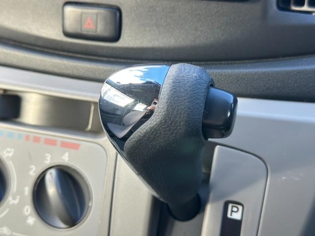 握りやすく操作しやすいシフトノブ♪比較的綺麗に保たれております！