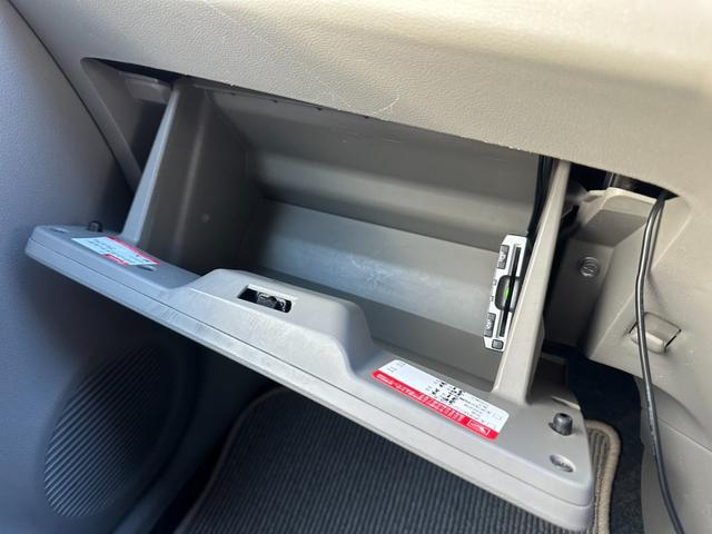 助手席側に設けられた隠れた収納ＢＯＸ♪容量も十分で、必要なものや、車検証も収納可能です☆収納して室内をすっきりさせるのに大活躍です（＊＾＾＊）