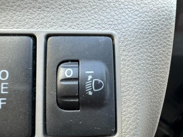 上を向いたロービームの照射方向を下に調整するための装置