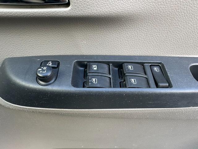 パワーウィンドウ♪ここもオートが搭載されている車種が豊富になりました！開閉するときの視線の移動を減らしてくれる、立派な安全性能です☆運転席からほかの窓を開閉ＯＦＦするのも、落下防止等の安全性能です☆