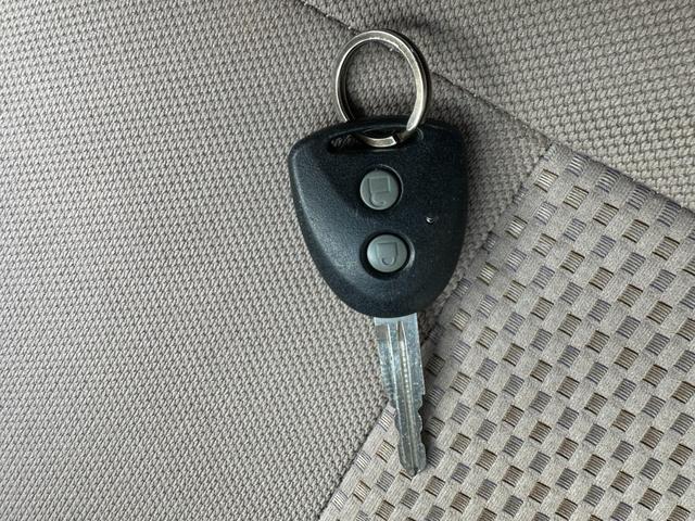 ボタン操作でドアの解錠・施錠が行えるキーのことです。キーの表面に解錠・施錠のボタンが付いており、ボタンを押すことで離れた場所からでも車のドアの解錠・施錠ができます。