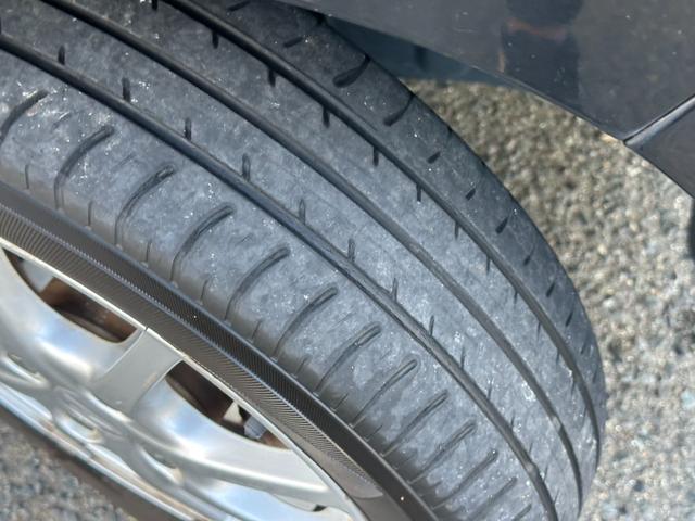 タイヤ溝ご確認ください！タイヤがすり減ると溝がなくなり、スリップサインが出ます。タイヤの摩耗による使用限度は残り溝深さが１．６ｍｍ以上と決められています。
