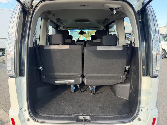 セレナ ライダー　ブラックライン　Ｓ－ハイブリッド　両側電動スライドドア　フリップダウンモニター　アラウンドビューモニター　ＥＴＣ　Ｂｌｕｅｔｏｏｔｈオーディオ　クルーズコントロール　オートライト　オーテックアルミホイール　フロントフォグランプ（15枚目）