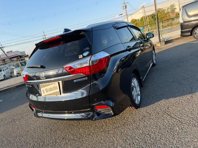 シャトル ハイブリッドＺ　バックカメラ　シートヒーター　クルーズコントロール　パドルシフト　オートライト　ＥＴＣ　純正アルミホイール　フロントフォグランプ　ステアリングスイッチ　パワーウィンドウ　プッシュスタート　スマートキー（5枚目）