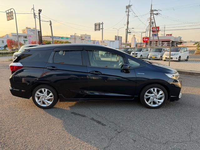 シャトル ハイブリッドＺ　バックカメラ　シートヒーター　クルーズコントロール　パドルシフト　オートライト　ＥＴＣ　純正アルミホイール　フロントフォグランプ　ステアリングスイッチ　パワーウィンドウ　プッシュスタート　スマートキー（8枚目）