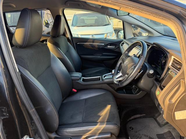 シャトル ハイブリッドＺ　バックカメラ　シートヒーター　クルーズコントロール　パドルシフト　オートライト　ＥＴＣ　純正アルミホイール　フロントフォグランプ　ステアリングスイッチ　パワーウィンドウ　プッシュスタート　スマートキー（12枚目）