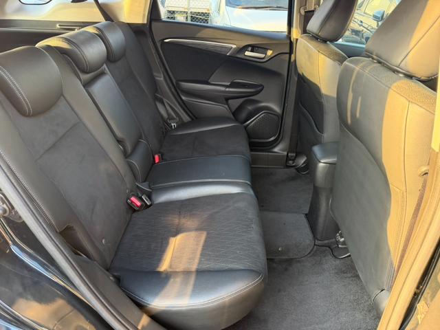 シャトル ハイブリッドＺ　バックカメラ　シートヒーター　クルーズコントロール　パドルシフト　オートライト　ＥＴＣ　純正アルミホイール　フロントフォグランプ　ステアリングスイッチ　パワーウィンドウ　プッシュスタート　スマートキー（13枚目）