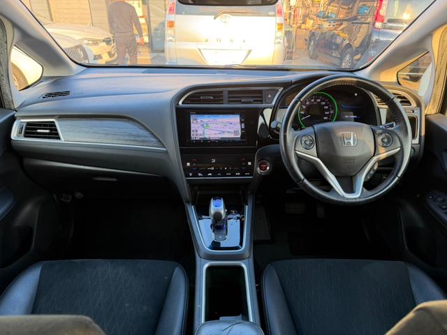 シャトル ハイブリッドＺ　バックカメラ　シートヒーター　クルーズコントロール　パドルシフト　オートライト　ＥＴＣ　純正アルミホイール　フロントフォグランプ　ステアリングスイッチ　パワーウィンドウ　プッシュスタート　スマートキー（19枚目）