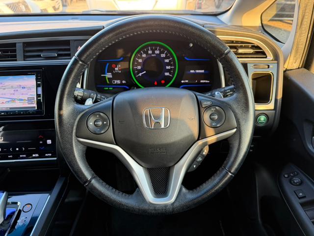 シャトル ハイブリッドＺ　バックカメラ　シートヒーター　クルーズコントロール　パドルシフト　オートライト　ＥＴＣ　純正アルミホイール　フロントフォグランプ　ステアリングスイッチ　パワーウィンドウ　プッシュスタート　スマートキー（20枚目）