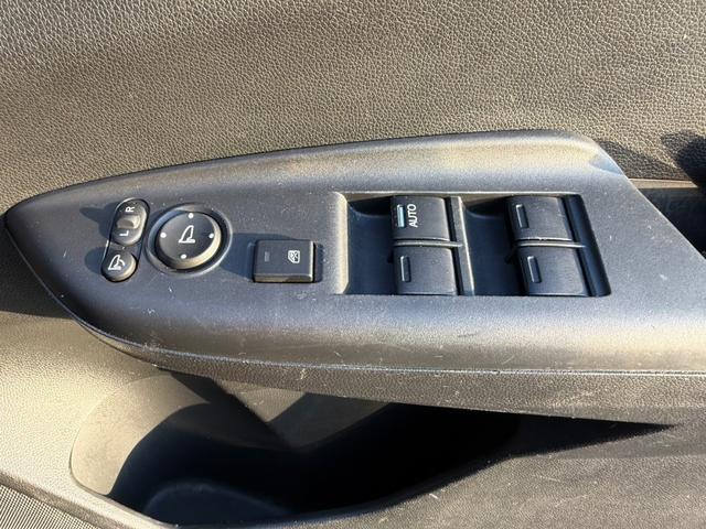 シャトル ハイブリッドＺ　バックカメラ　シートヒーター　クルーズコントロール　パドルシフト　オートライト　ＥＴＣ　純正アルミホイール　フロントフォグランプ　ステアリングスイッチ　パワーウィンドウ　プッシュスタート　スマートキー（42枚目）