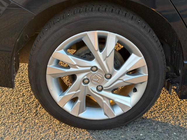 シャトル ハイブリッドＺ　バックカメラ　シートヒーター　クルーズコントロール　パドルシフト　オートライト　ＥＴＣ　純正アルミホイール　フロントフォグランプ　ステアリングスイッチ　パワーウィンドウ　プッシュスタート　スマートキー（70枚目）