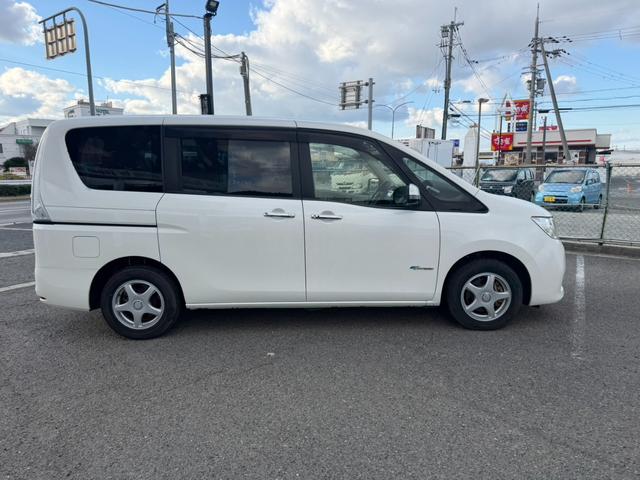 セレナ ２０Ｇ　Ｓ－ハイブリッド　両側電動スライドドア　純正ナビ　フルセグＴＶ　バックカメラ　ＥＴＣ　Ｂｌｕｅｔｏｏｔｈオーディオ　社外アルミホイール　オートライト　Ｗエアコン　　プッシュスタート　スマートキー　ロールサンシェード（8枚目）