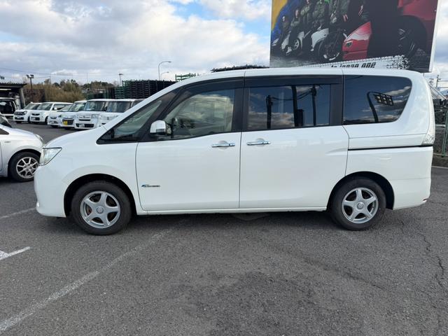 セレナ ２０Ｇ　Ｓ－ハイブリッド　両側電動スライドドア　純正ナビ　フルセグＴＶ　バックカメラ　ＥＴＣ　Ｂｌｕｅｔｏｏｔｈオーディオ　社外アルミホイール　オートライト　Ｗエアコン　　プッシュスタート　スマートキー　ロールサンシェード（10枚目）