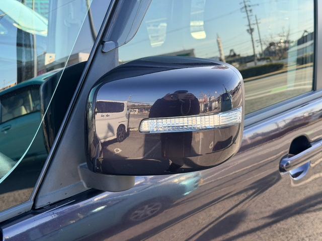 �h���C�o�[�̖ڐ��ɍ��킹�A�~���[�̏㉺���E�������\�ł���