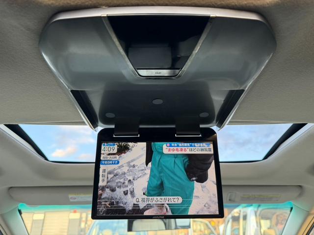 �㕔���Ȃł̃��j�^�[�ӏ܂��ł���t���b�v�_�E�����j�^�[�B�@�V�䕔���Ɋi�[�ł��A�C���e���A�ɂ��n�����݂܂��I